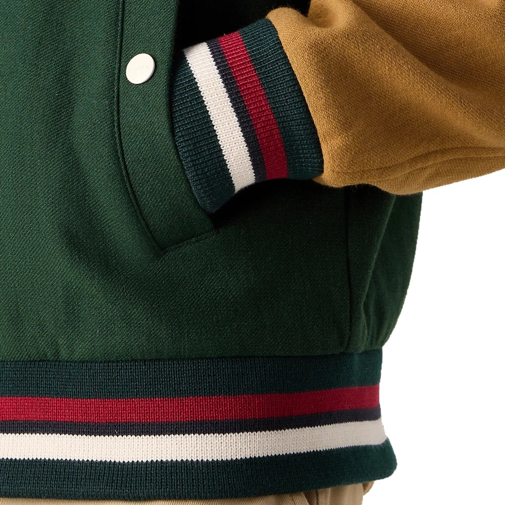 Aaron Wool: Varsity Verde Oscuro con Mangas Cognac. Estilo Universitario Impecable.