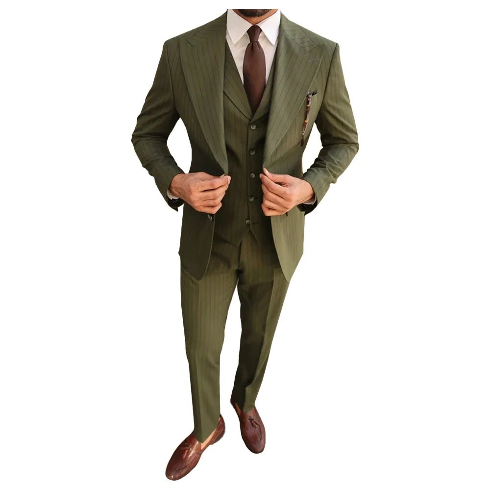 Traje de rayas caqui y verde para hombre: Elegancia casual irresistible, estilo veraniego vibrante.